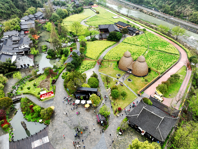 春日黃龍洞，春光醉游人